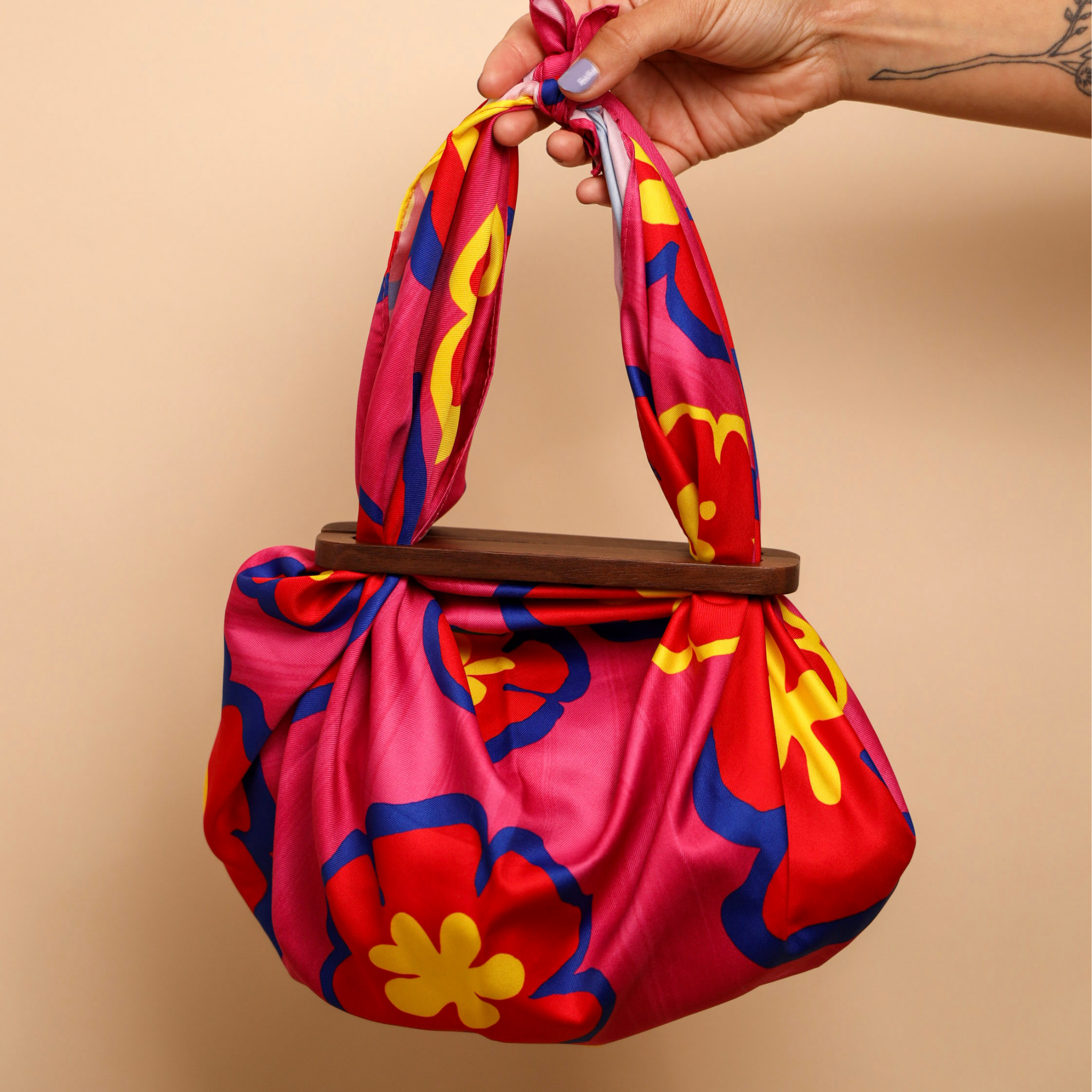 ToteBar by Keiko Furoshiki – Wooden Handles to Turn Furoshiki Into